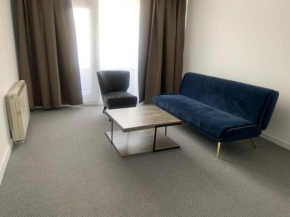 Beautiful-2 bedroom Apartment, 1 bathroom, sleeps 6, in greater london (South Croydon). Provides accommodation with WiFi, 3 minutes Walk from Purley Oak Station and 10mins drive to East Croydon Statio